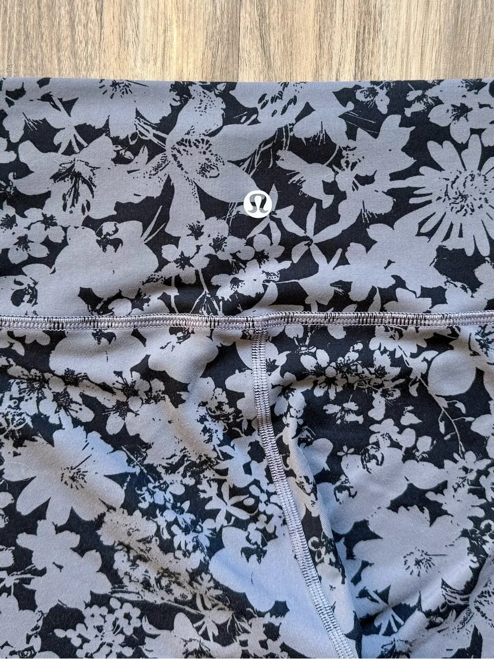Lululemon Black & Gray Floral Leggings Size 8 - Picture 5 of 6